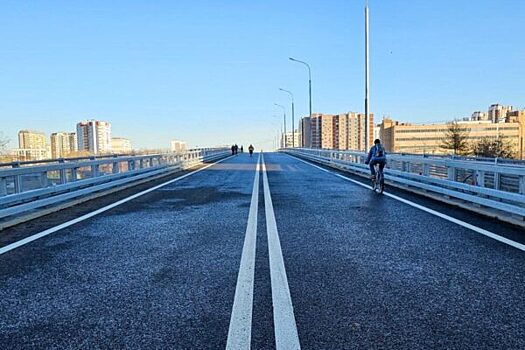 Разъясняет автоюрист: можно ли пересекать белую сплошную полосу у обочины и что она означает