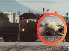 Грузовик с двумя прицепами с песком оказался на пути у поезда в Мексике