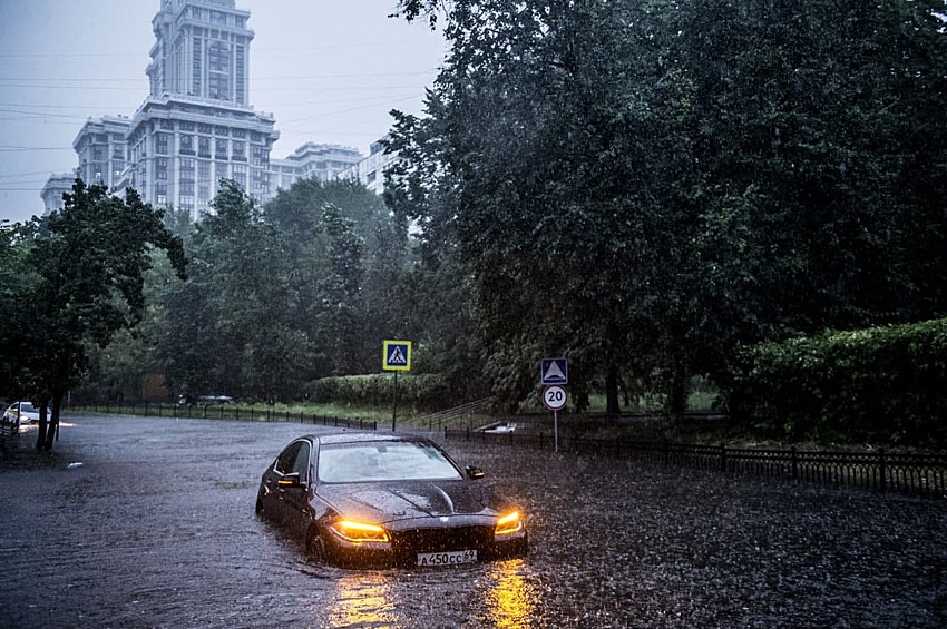 В июне в Москве после недели аномальной жары начался сильный ливень. Порывы ветра в столице России вечером 27 июня достигали 20 м/с. 2021 год