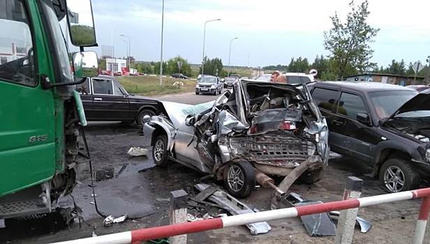 Грузовик смял шесть машин на железнодорожном переезде в Новомосковске. Видео