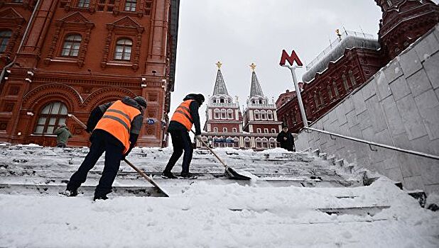 Москвичам пообещали слабый снег и мороз