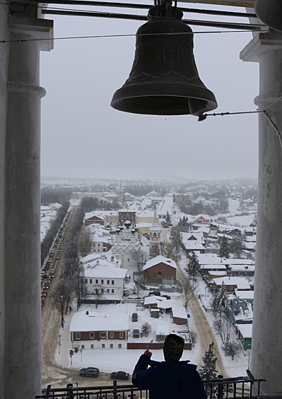 На самом верху, под колоколом, открывается панорамный вид на Суздаль.