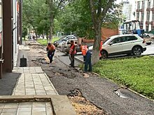 На улице Захарова после сильного ливня размыло тротуар