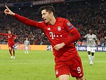 Левандовски получил "Золотой мяч" из лего