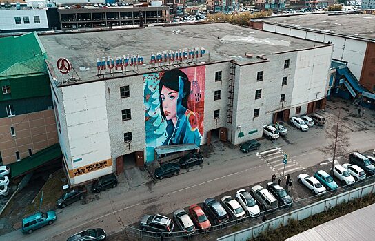 В Тюмени на стене разместили 15-ти метровый стрит-арт «Взгляд в прошлое»