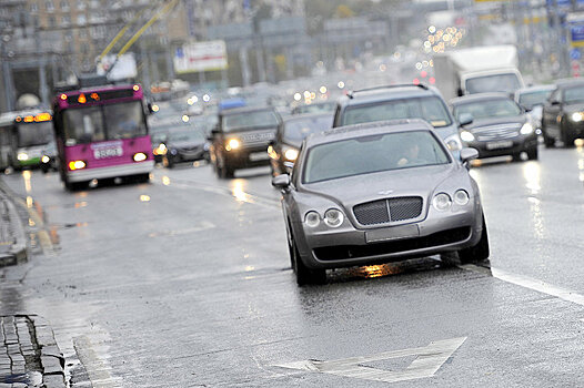 В России могут отменить штрафы за езду по «выделенке» ночью