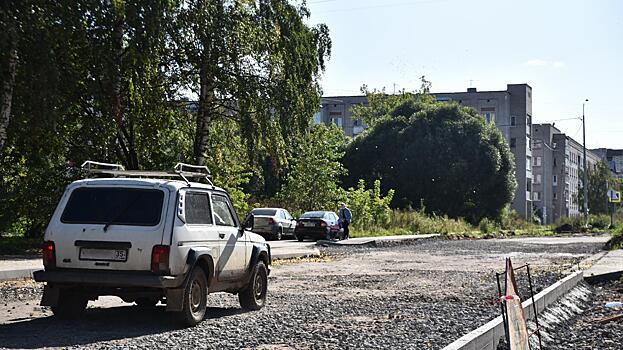 Бордюрный камень заканчивают укладывать строители на участке улицы Некрасова
