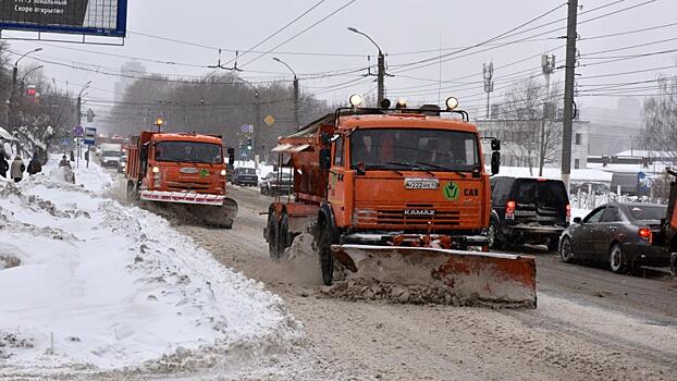 Борьба со снегом в Кирове: на расчистку выводится весь парк городской техники