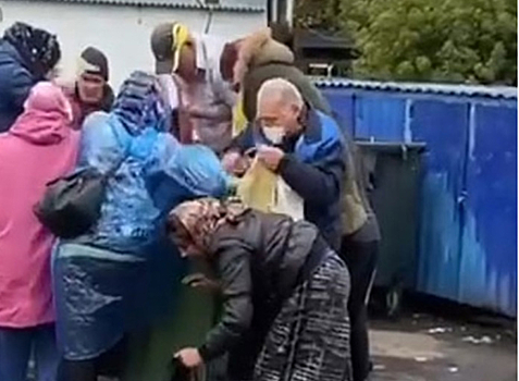 Новосибирцы штурмом взяли бак с просрочкой