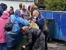 Новосибирцы штурмом взяли бак с просрочкой
