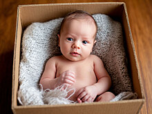 Мать родила в подъезде и бросила новорождённую дочь в коробку у мусоропровода в Ленобласти