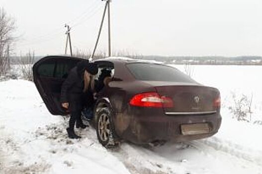 В Воронежской области машина с двумя детьми в салоне застряла в сугробе