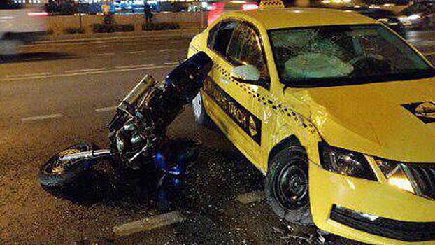 Таксист и мотоциклист столкнулись на Фрунзенской набережной Москвы