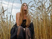 47-летняя Любовь Толкалина прогулялась по полю в откровенном наряде