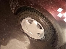 Десятки автомобилей порвали колеса о рельсы на Комсомольском шоссе