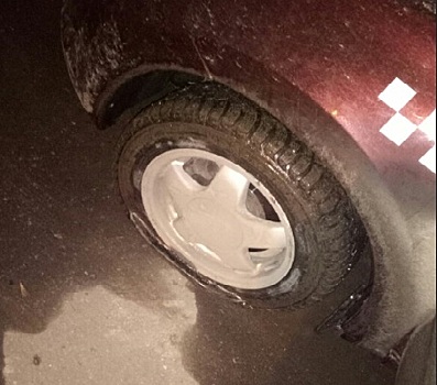 Десятки автомобилей порвали колеса о рельсы на Комсомольском шоссе