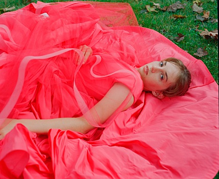 Любимый модельер Рианны и Кендалл Дженнер представил новую коллекцию платьев. Какой она получилась?