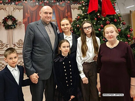 Евгений Солнцев с семьёй насладились спектаклем «Танцующие на холсте» в театре «Щелкунчик»