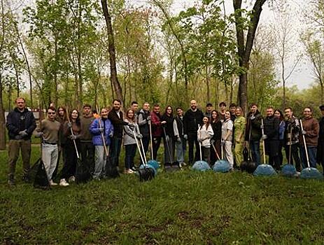 Михаил Смирнов и новый состав молодежного правительства вышли на уборку территории в парке "Молодежный"