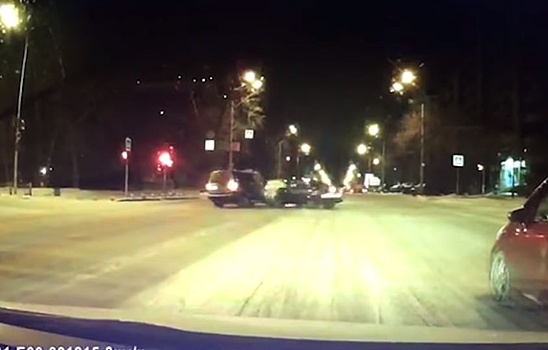 Дорожное видео недели: весёлые оправдания матерщинницы, переворот Карякина и подстава на перекрёстке