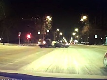 Дорожное видео недели: весёлые оправдания матерщинницы, переворот Карякина и подстава на перекрёстке