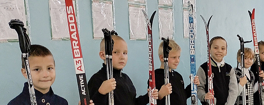 Ученики Весьегонской средней школы получили новое лыжное снаряжение