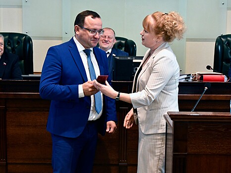 Новому депутату Законодательного Собрания Тверской области вручили удостоверение