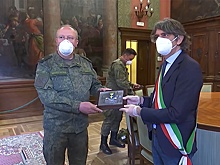 Мэр Верона поблагодарил военных РФ за помощь Италии в борьбе с COVID-19