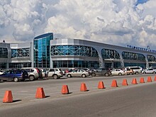 Видео: агрессивная девушка без штанов устроила переполох в аэропорту Новосибирска