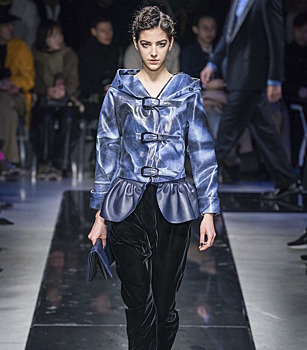 Громкое возвращение брюк галифе, все оттенки синего и не только: как прошел показ Giorgio Armani в Милане