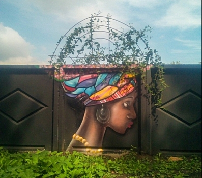 Дуэт граффити и зелени: на челябинском заборе нарисовали девушек, прически которых украшают ветви лозы