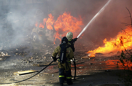 Пожар на нефтебазе в ХМАО: пострадали трое