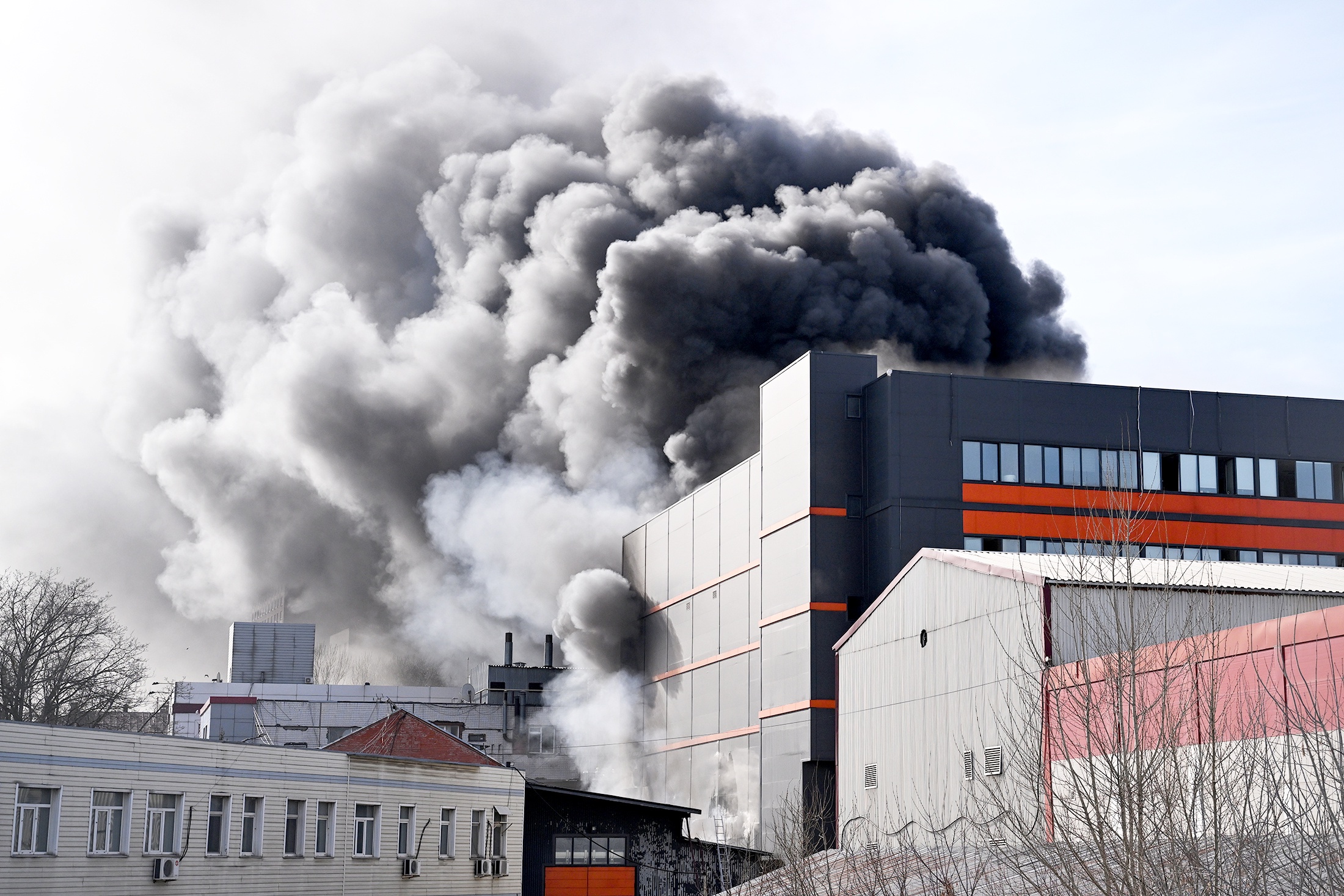 В Москве для тушения пожара в бизнес-центре задействован специальный поезд