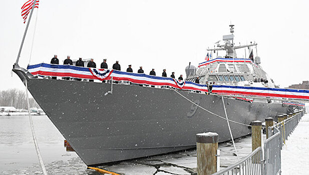 Новейший боевой корабль ВМС США застрял во льдах