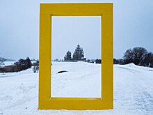 На острове Кижи и в Рускеале установили необычные желтые рамки