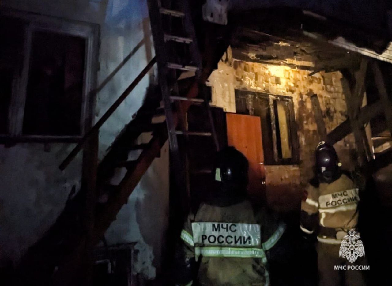 В Батайске из горящего дома спасли двух человек
