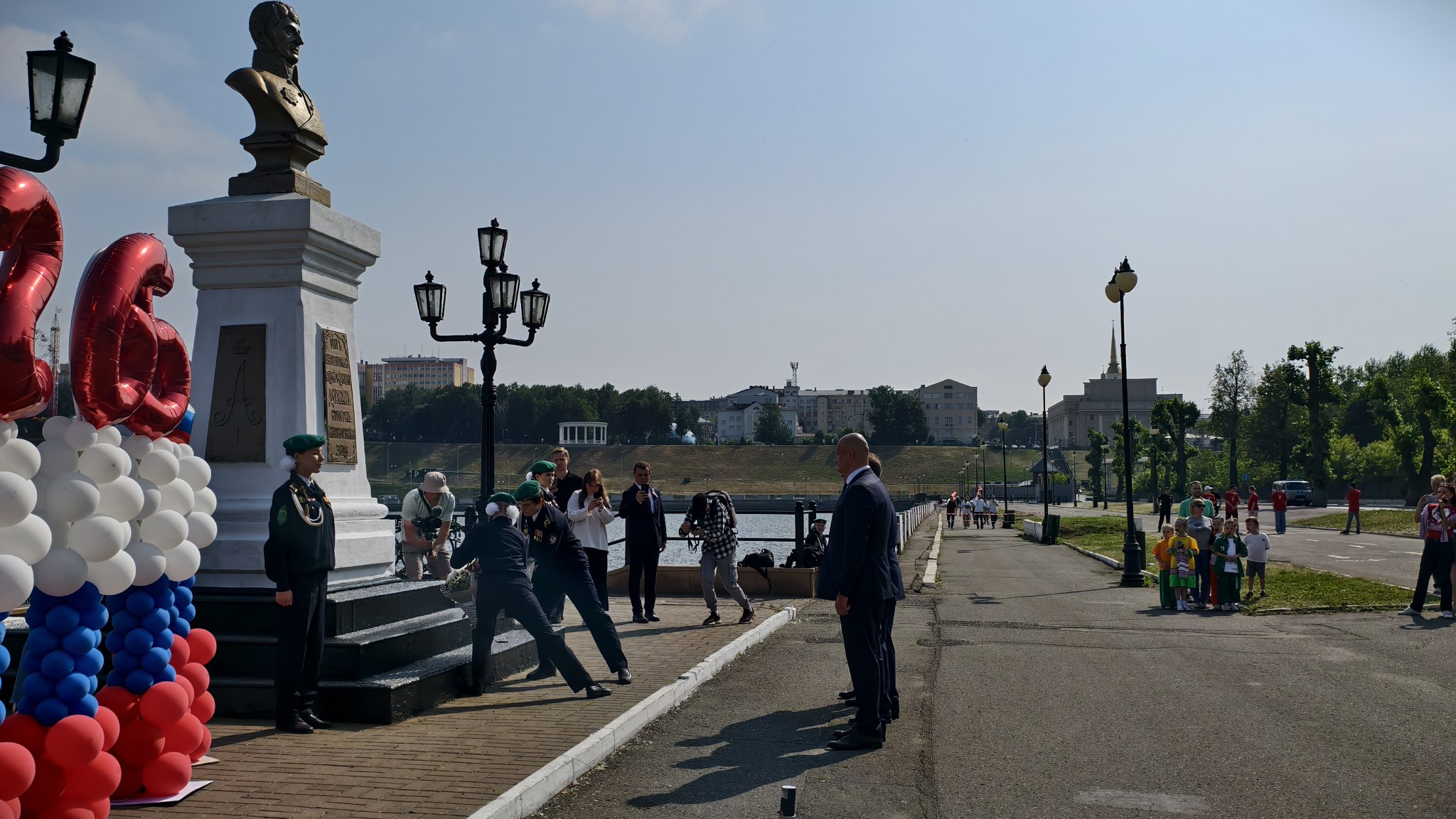 Празднование Дня города в Ижевске началось с возложения цветов к бюсту основателя оружейного завода