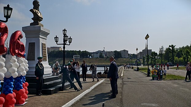 Празднование Дня города в Ижевске началось с возложения цветов к бюсту основателя оружейного завода