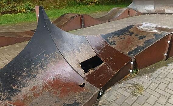 На Ермошкином озере в Курске поломаны мафы и раскурочены крышки столбов