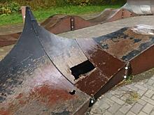 На Ермошкином озере в Курске поломаны мафы и раскурочены крышки столбов