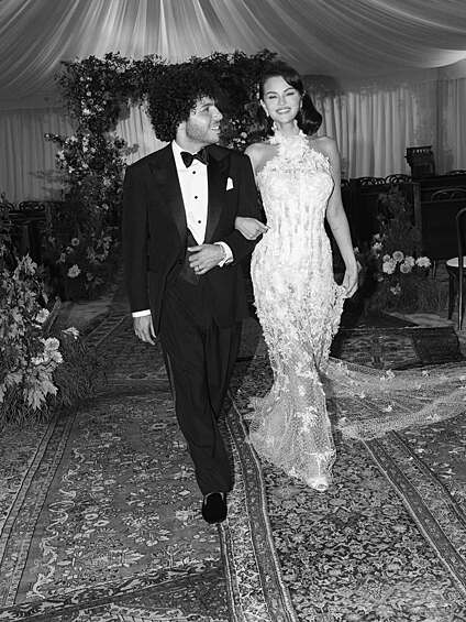 Селена Гомес и Бенни Бланко.   Свадьба певицы и продюсера прошла в Санта-Барбаре: церемония была частной, закрытой, в присутствии всего лишь 170 гостей, включая Тейлор Свифт и Стива Мартина. За время торжества Селена Гомес сменила несколько нарядов, все они — Ralph Lauren, сделанные на заказ.