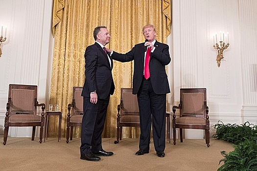 Трамп показал, как лебедь ущипнул за пах Уиткоффа