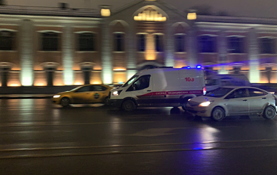 Три человека пострадали в результате ДТП с двумя машинами и пешеходом в Тропарево-Никулино