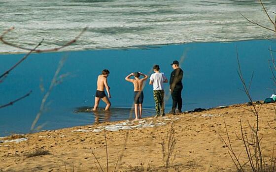 Купающихся в реке подростков засняли в Рязани