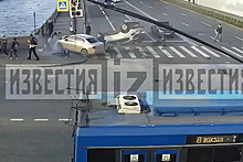 Два автомобиля столкнулись и на полном ходу влетели в толпу россиян