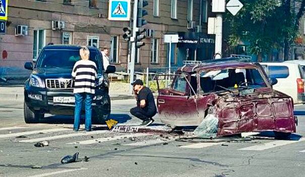 В Новосибирске Toyota Land Cruiser Prado разнесла в «щепки» «Жигули» с четырьмя детьми