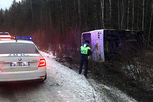 ГАИ: под Первоуральском пассажирский автобус съехал в кювет и опрокинулся