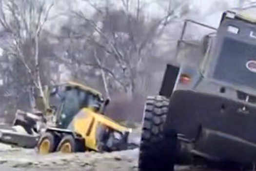 SHOT: экскаваторы утонули в растаявших сугробах на Камчатке и попали на видео