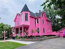 Розовый викторианский особняк продадут в США