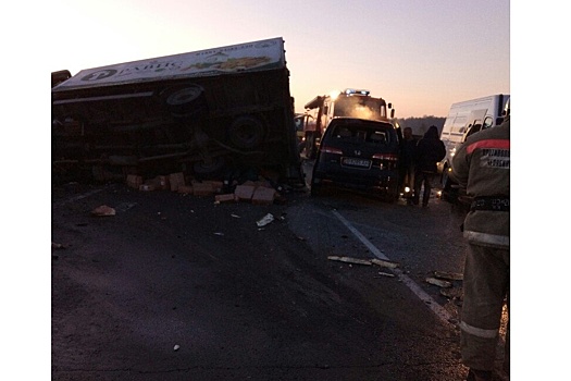 Минивэн перевернул грузовик на трассе под Челябинском